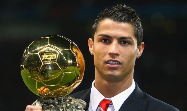 【爱游戏APP】中超联赛，特索涅夫任意球险破门，大连人0-0闷平成都蓉城