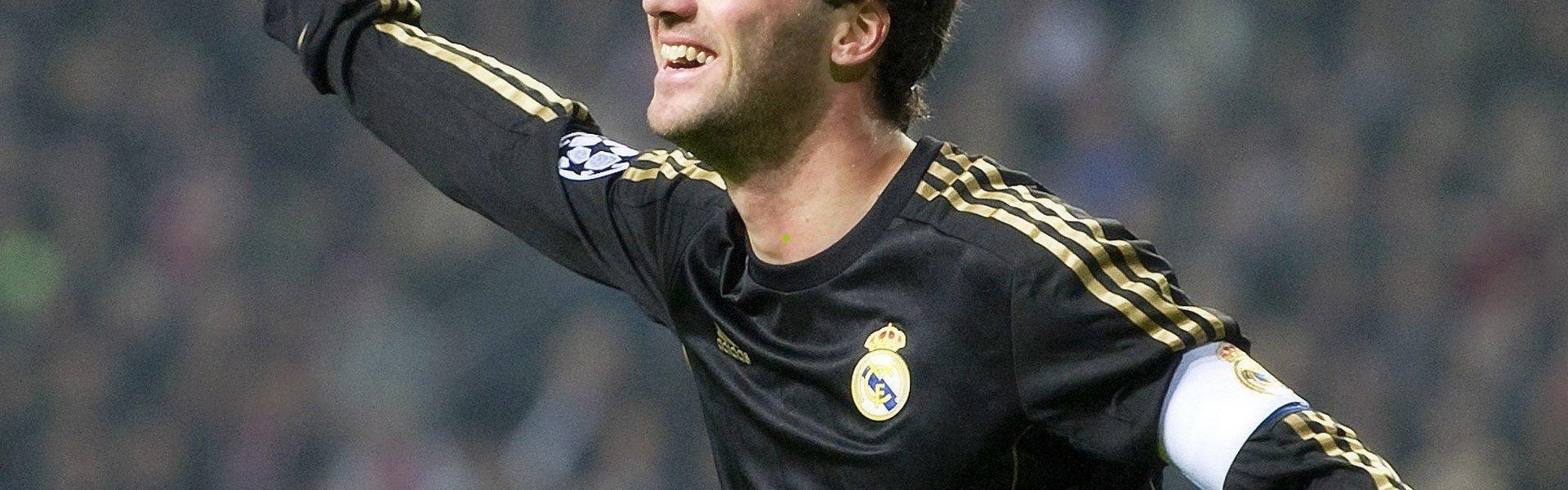 【爱游戏官方网站】把握机会决胜瞬间，戴维森晃动后空位三分精准命中锁定胜局