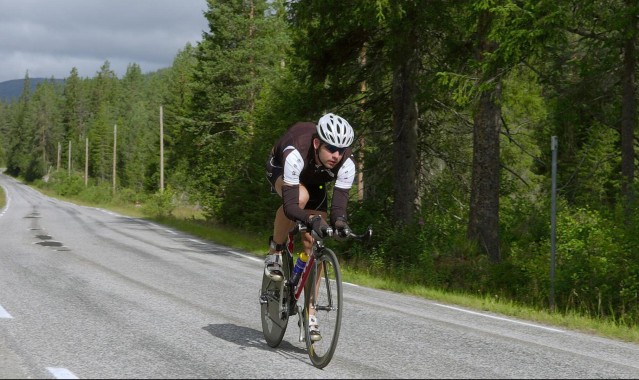 AYX SPORTS：阿森纳传奇巨星齐聚，北伦敦德比赛前巨幅Tifo震撼全场