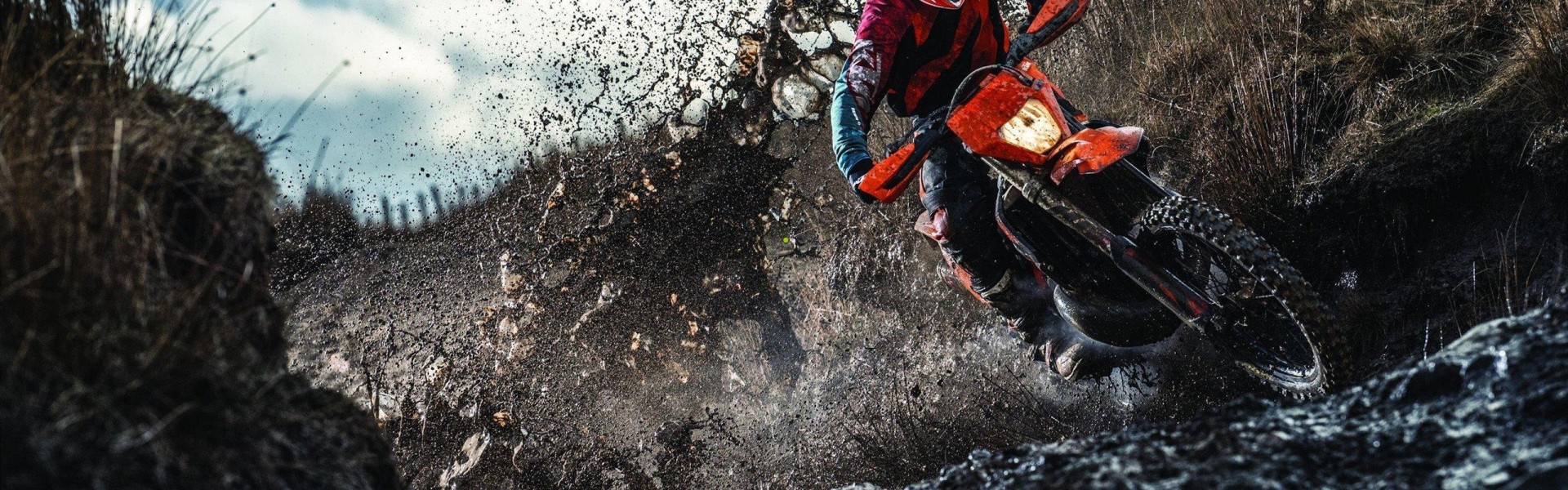 爱游戏APP|湖人队内训练现防守对决高潮，詹姆斯突破遭浓眉无情封盖，球队备战氛围火热