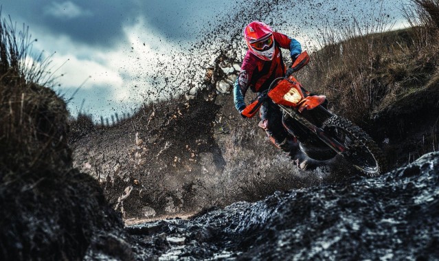 爱游戏APP|湖人队内训练现防守对决高潮，詹姆斯突破遭浓眉无情封盖，球队备战氛围火热