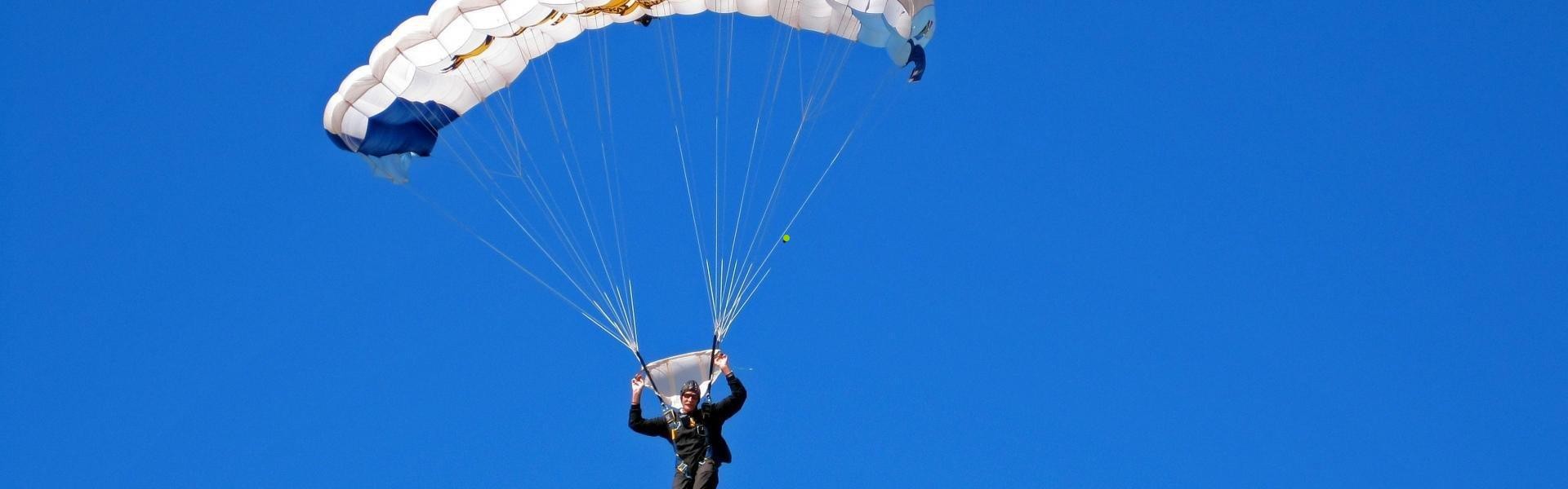 爱游戏下载爱游戏-队报曝法国队世纪布局，中场天才卡马文加或被迫转型左后卫，德尚的战术革命还是人才浪费？